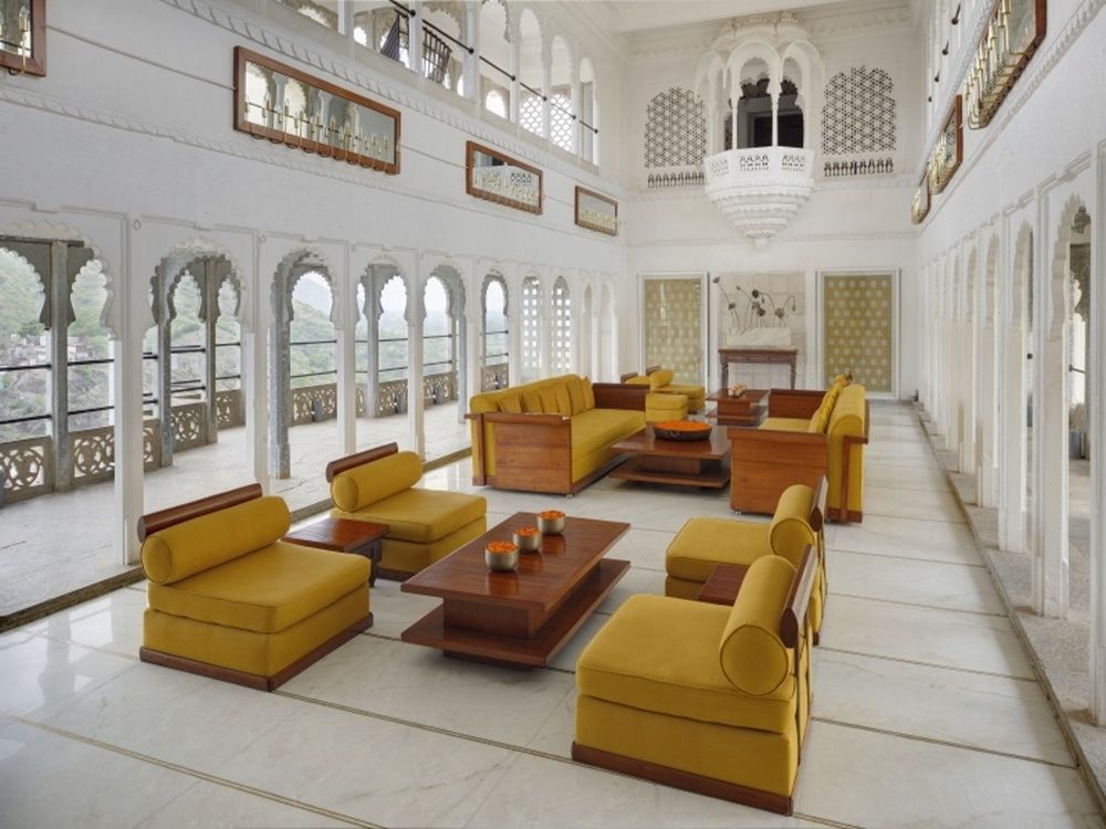 raas-devigarh-hotel-lobby